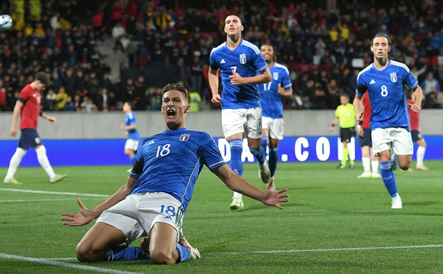 阿森纳为巴黎当红新援强势出击，利物浦加入争夺战引发激烈竞争（阿森纳强攻巴黎新星，利物浦入局争抢战火升级）