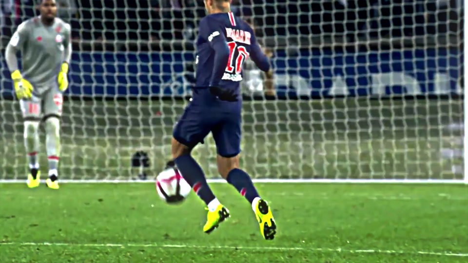 孔帕尼：卡尔能否和梅西相比？我们只想让他成为最好的卡尔（孔帕尼：别拿卡尔和梅西比较，我们只希望他做最好的卡尔）