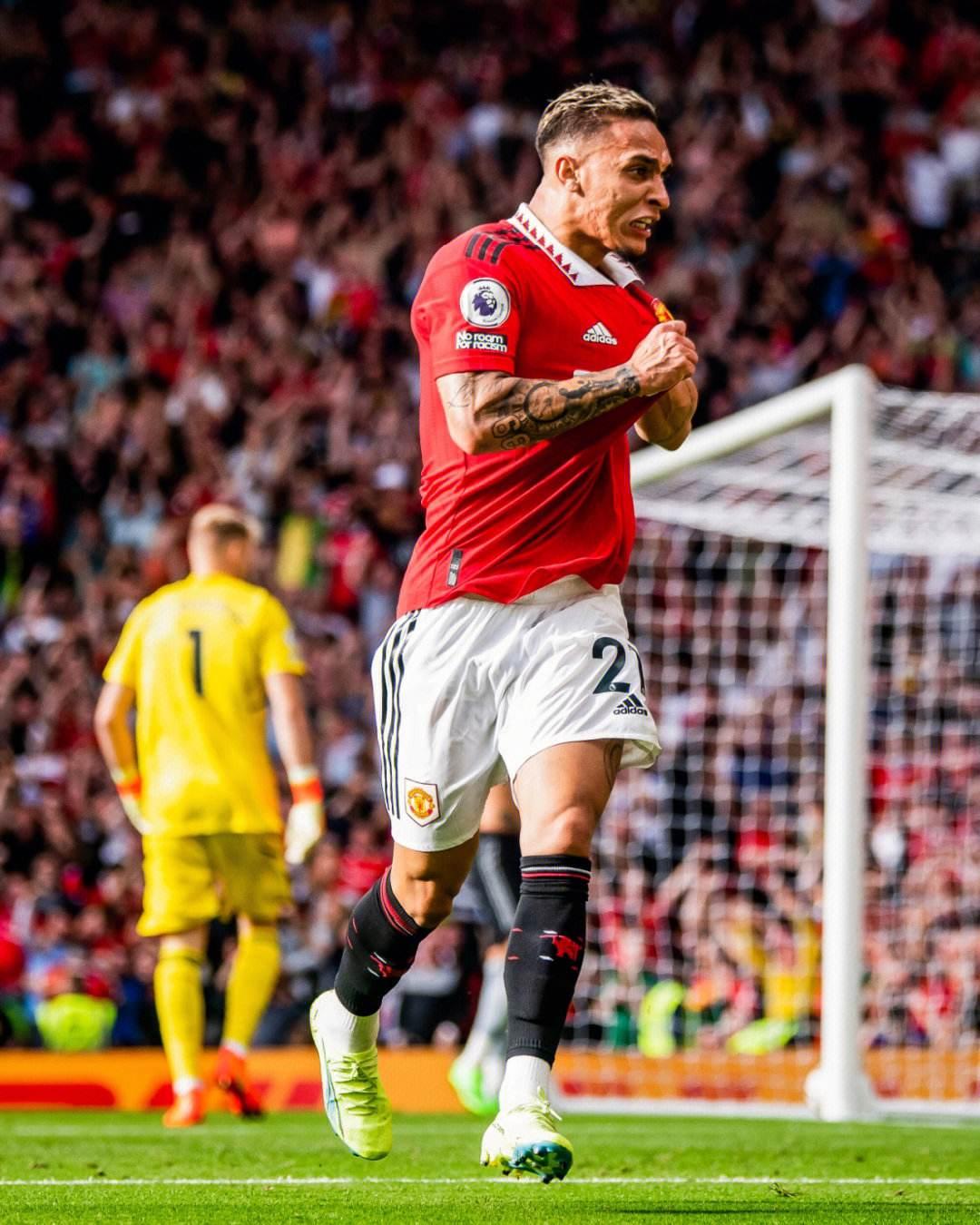 里夫斯：詹姆斯作为最伟大的球员，愿意为了正确选择牺牲自己（里夫斯：作为史上最伟大的球员，詹姆斯愿为正确选择牺牲自我）