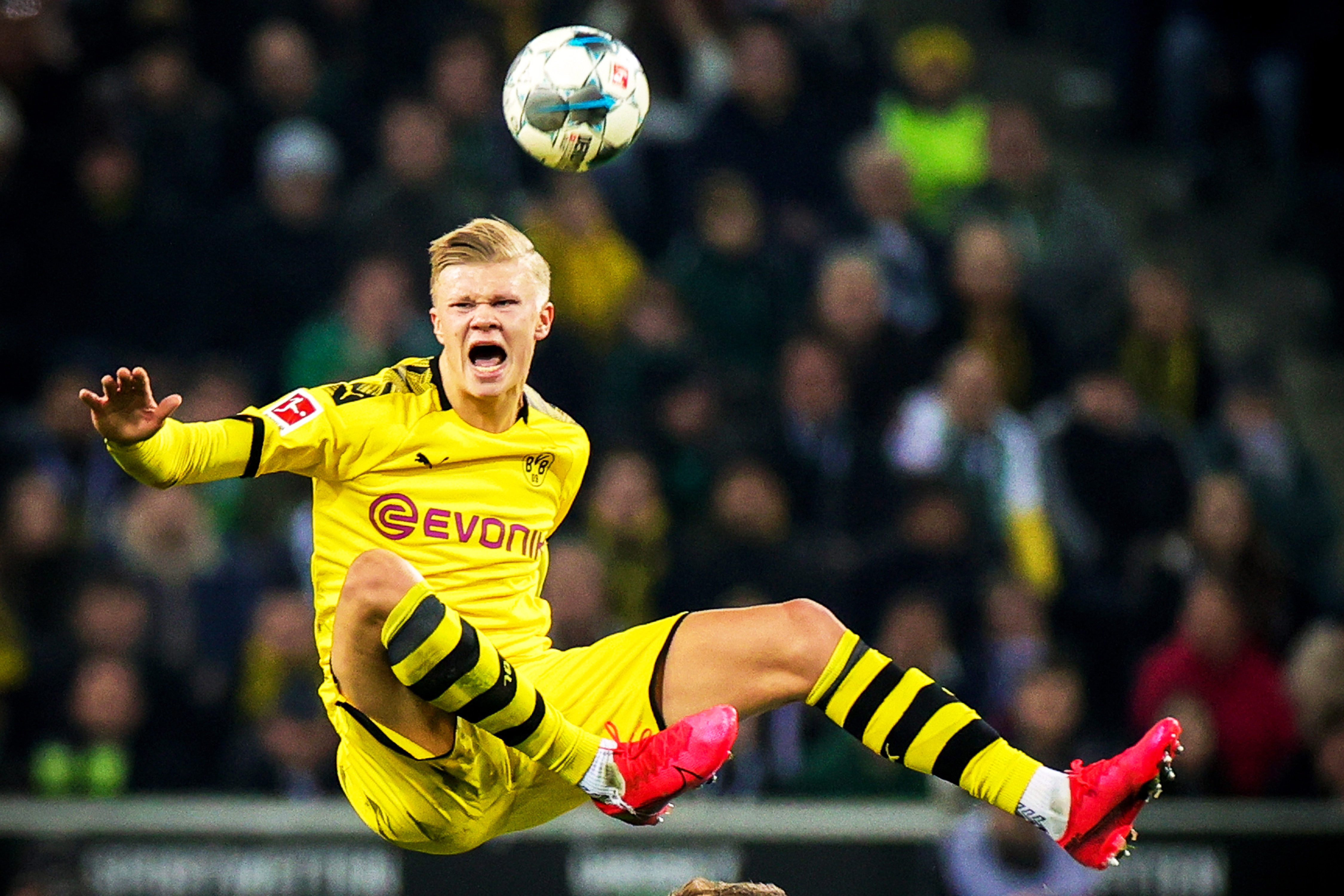 杭州女足举行环西湖徒步活动，全程八公里（杭州女足开展西湖环湖8公里徒步活动）