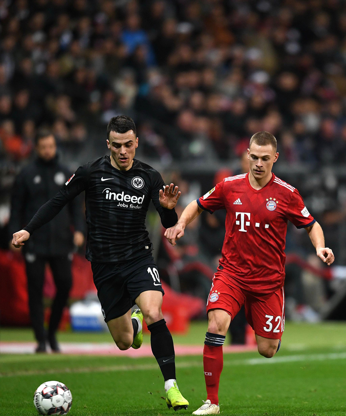 贝尔在心目中的终极球员选择中全选了皇马球员，其中两次选择了自己（贝尔心中的终极球员名单清一色皇马人，且两次将自己选入）