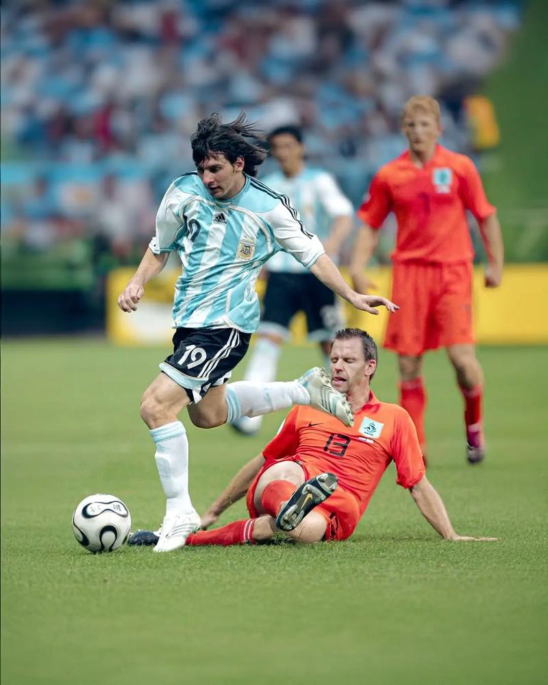 梅州2-2追平英博留住保级希望，奥马尔松破门，马马杜乌龙（梅州2-2战平英博守住保级生机：奥马尔松建功，马马杜自摆乌龙）