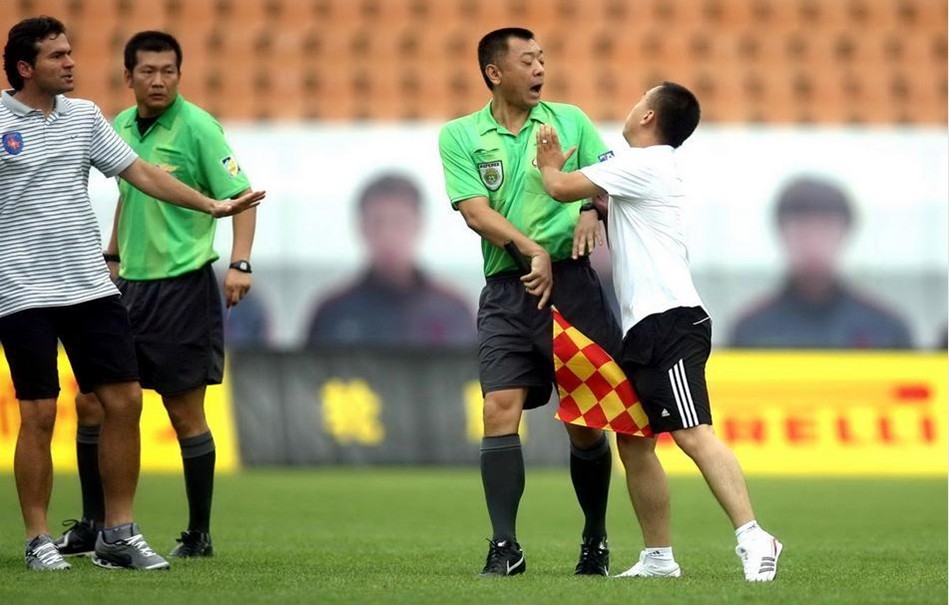 袁甲：成都个别球迷对阿奇姆彭种族歧视的行为必须严惩（袁甲：须严惩成都少数球迷针对阿奇姆彭的种族歧视行为）